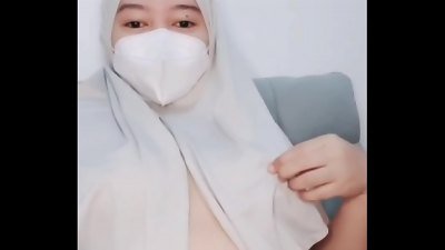 romping a sexy jilbaber girlfriend who is hyper, her wiggling makes her come out inside