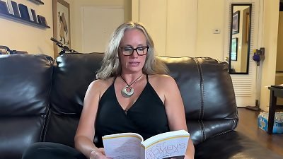 Nina Nite reads for you