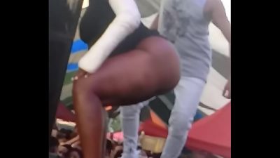 Noia negra muito gostosa se exibindo no baile da gaiola at&eacute; o corno brabo aparecer