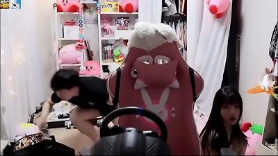 chinese streamer addielyn9 bare accidental twitch