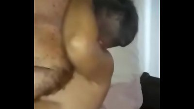 Esposa beija corno viado enquanto ele toma  na bunda e eu filmo