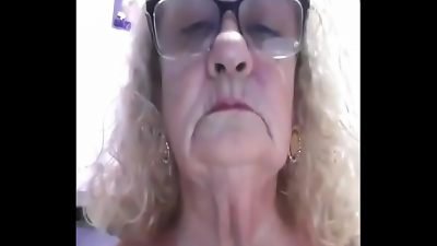 Coroa de 70 anos com peitos durinhos