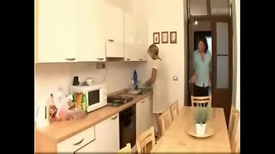 mummy sonnie Kitchen tear up