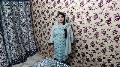 wonderful Pakistani Aunty finger-tickling with killer Urdu Voice