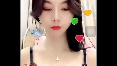 Anyone know her name plsï¼Ÿ