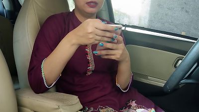 Desi HD sex vid of bashful doll hard romped by boyfriend in video call in car outdoor Hindi audio