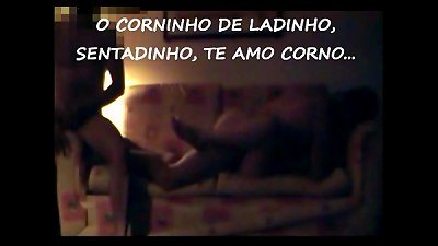 ESPOSA PUTA SENDO ARROMBADA E CORNO NA PUNHETA