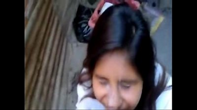 Cu&ntilde;adita hace un oral a escondidas