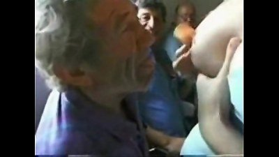 Novinha safada fazendo a alegria do velho tarado