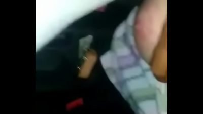 Coroa vagabunda faz chupeta no carro